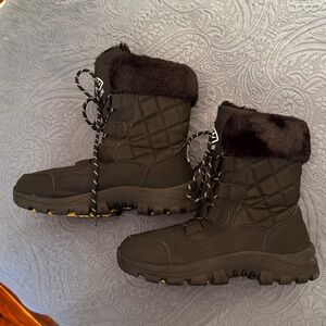Women's Snow Boots Waterproof with heavy tread Size 8.5 Earlde EUC